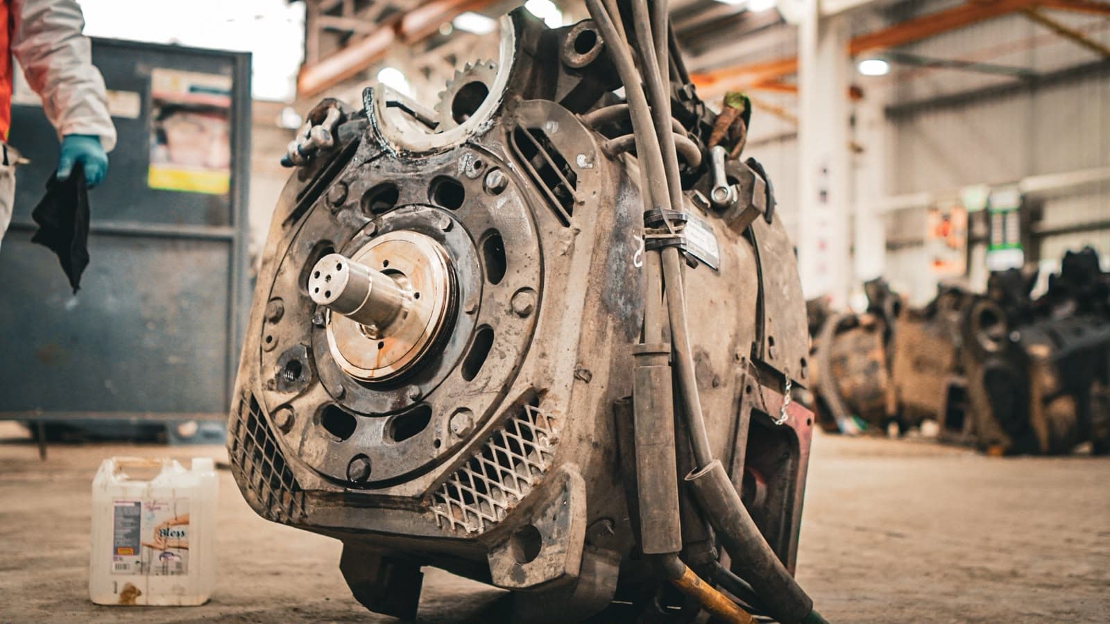 Motor de tracción de locomotora apoyado en el piso del taller, con el extremo mecanizado del eje del inducido expuesto