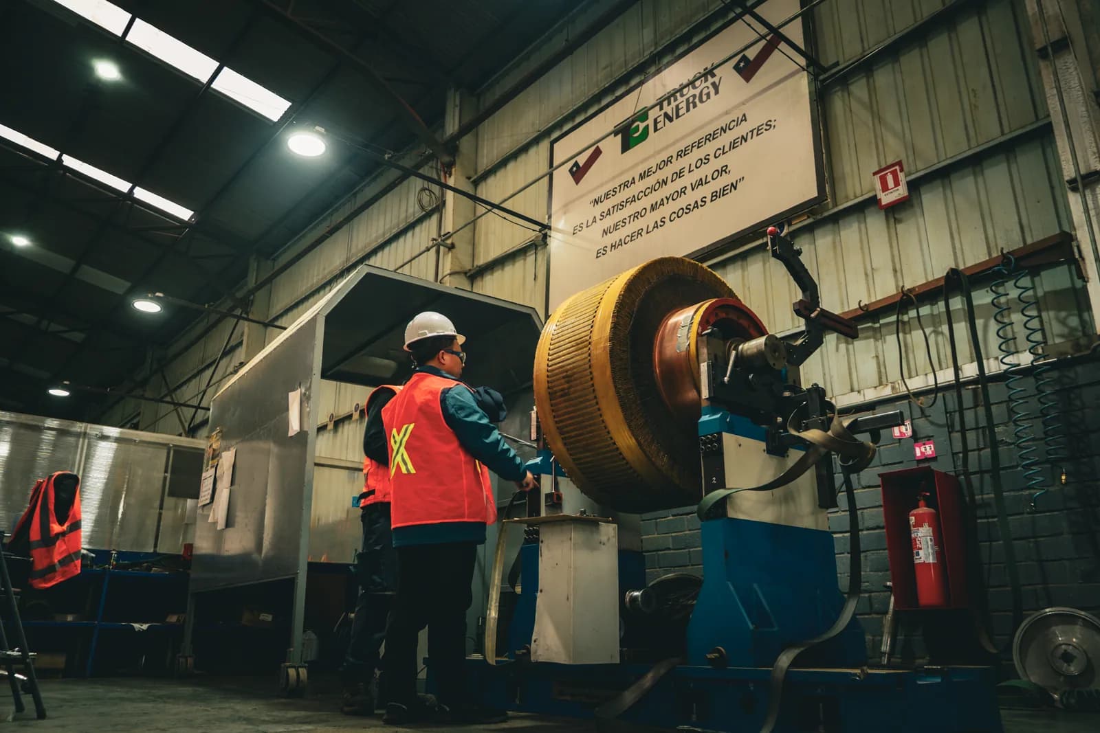 Técnico de Truck Energy operando la balanceadora con un rotor de bobinado de cobre montado entre los apoyos